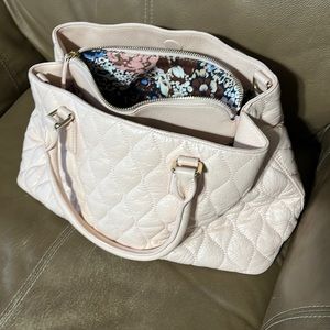 New light pink Vera Bradley handbag with multiple storage compartments.